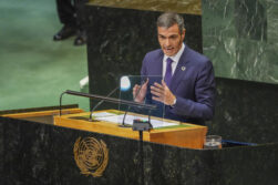 AME092. NUEVA YORK (ESTADOS UNIDOS), 23/09/2026.- El presidente del Gobierno español, Pedro Sánchez, habla durante la 81ª Asamblea General de Naciones Unidas este miércoles, donde llevó los "momentos difíciles" que vive Ceuta tras sufrir una de las mayores crisis de migración irregular de los últimos años, pero elogió que sus ciudadanos estén respondiendo con decencia y legalidad, en la sede del organismo en Nueva York (Estados Unidos). EFE/ Ángel Colmenares