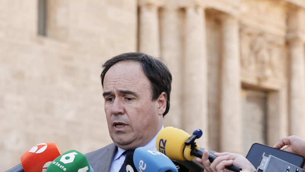 GRAFCVA5854. VALENCIA, 22/09/2026.- El president de la Generalitat, Juanfran Pérez Llorca, atiende a los medios de comunicación tras el acto de celebración del Día de la Unidad de Policía Nacional Adscrita a la Comunitat Valenciana este martes en València. EFE/Manuel Bruque