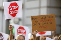 MADRID, 26/09/2026.-Vista de la manifestación de apoyo a Maricarmen, la anciana desahuciada el pasado miércoles en el distrito de Retiro, convocada por el Sindicato de Inquilinas e Inquilinos de Madrid, en la que pretende "señalar a los responsables" del desahucio de esta mujer de 87 años de la vivienda en que residía desde hace 70 años, este sábado en Madrid.-EFE/ Javier Lizón