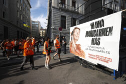 MADRID, 26/09/2026.-Vista de la manifestación de apoyo a Maricarmen, la anciana desahuciada el pasado miércoles en el distrito de Retiro, convocada por el Sindicato de Inquilinas e Inquilinos de Madrid, en la que pretende "señalar a los responsables" del desahucio de esta mujer de 87 años de la vivienda en que residía desde hace 70 años, este sábado en Madrid.-EFE/ Javier Lizón