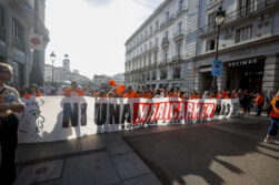 MADRID, 26/09/2026.-Vista de la manifestación de apoyo a Maricarmen, la anciana desahuciada el pasado miércoles en el distrito de Retiro, convocada por el Sindicato de Inquilinas e Inquilinos de Madrid, en la que pretende "señalar a los responsables" del desahucio de esta mujer de 87 años de la vivienda en que residía desde hace 70 años, este sábado en Madrid.-EFE/ Javier Lizón