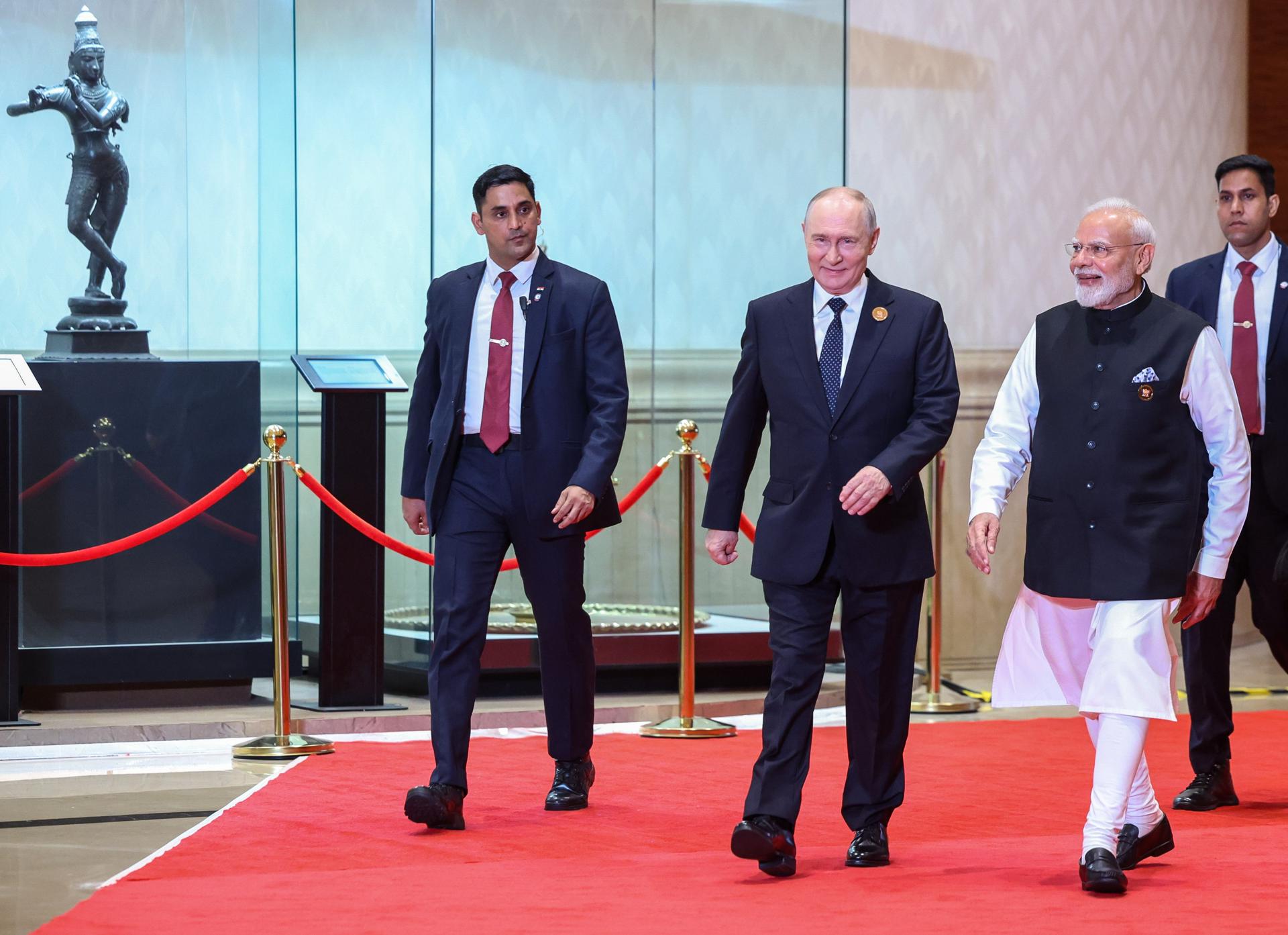 New Dehli (India), 12/09/2026.- A handout photo made available by India's Ministry of External Foreign Affairs shows Indian Prime Minister Narendra Modi (C-R) walking with Russias President Vladimir Putin (C-L) during the 18th BRICS Leaders' Summit in New Delhi, India, 12 September 2026. India hosts the 18th BRICS Leaders' Summit from 12 to 13 September 2026 under the theme 'Building for Resilience, Innovation, Cooperation and Sustainability.' (Nueva Delhi) EFE/EPA/INDIAN MINISTRY OF EXTERNAL FOREIGN AFFAIRS / HANDOUT HANDOUT EDITORIAL USE ONLY/NO SALES