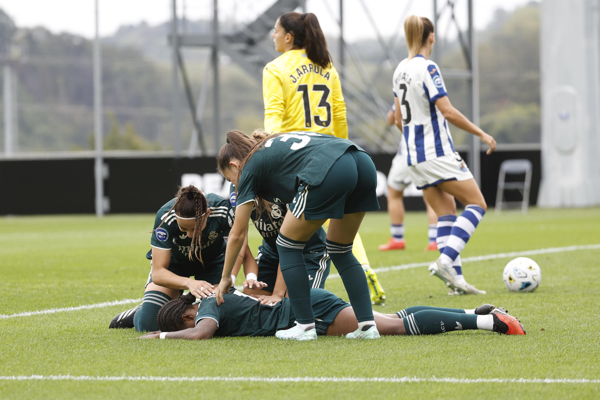 SAN SEBASTIÁN (PAÍS VASCO), 26/09/2026.- La centrocampista del Real Madrid Lineth Beerensteyn (abajo) celebra tras anotar el primer gol del equipo este sábado, durante la jornada 5 de la Liga F que disputan Real Sociedad y Real Madrid, en las instalaciones de Zubieta en San Sebastián. EFE/ Javier Etxezarreta