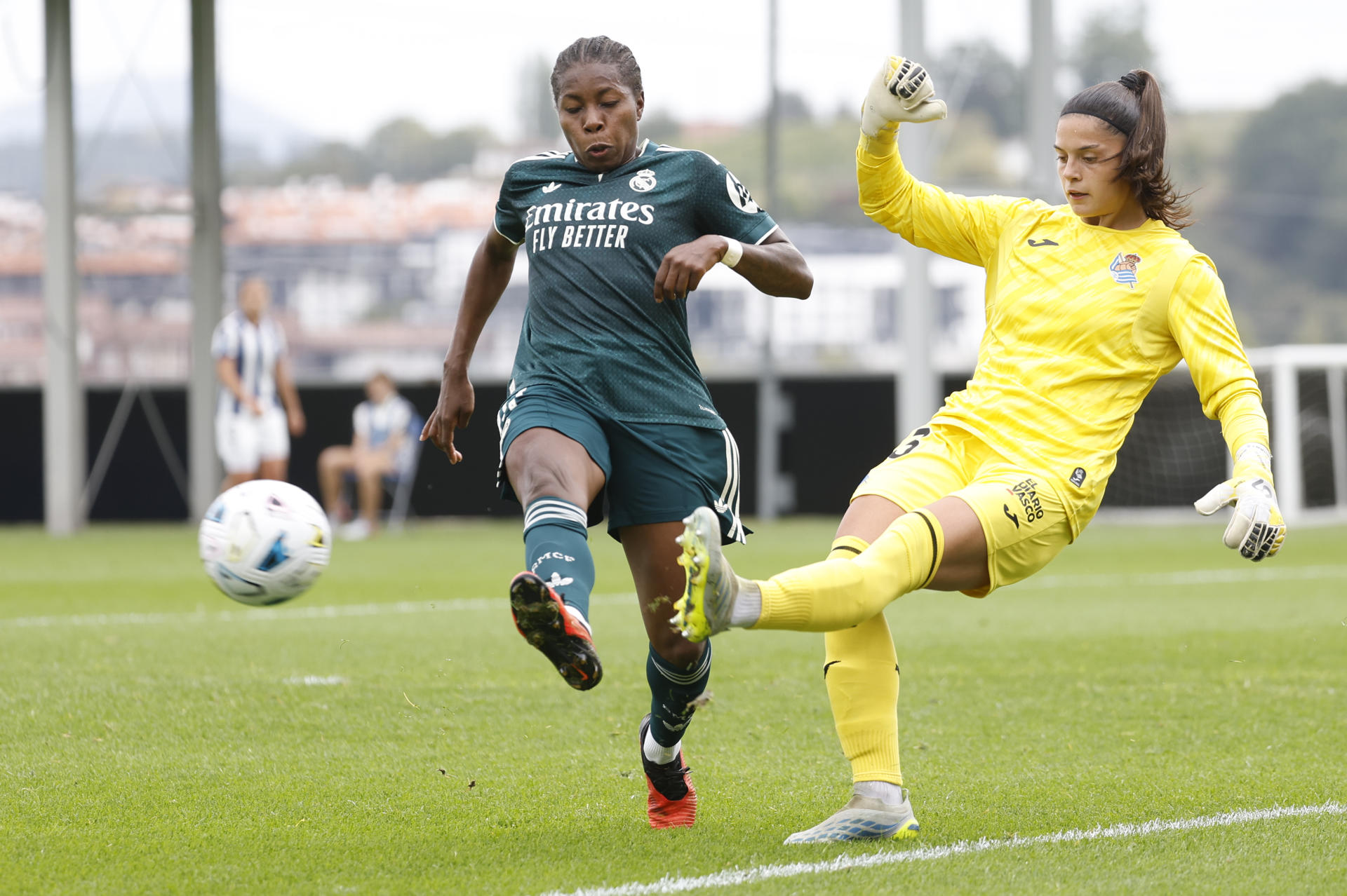 SAN SEBASTIÁN (PAÍS VASCO), 26/09/2026.- La portera de la Real Sociedad Julia Arrula despeja un balón ante la centrocampista del Real Madrid Lineth Beerensteyn (i) este sábado, durante la jornada 5 de la Liga F que disputan Real Sociedad y Real Madrid, en las instalaciones de Zubieta en San Sebastián. EFE/ Javier Etxezarreta