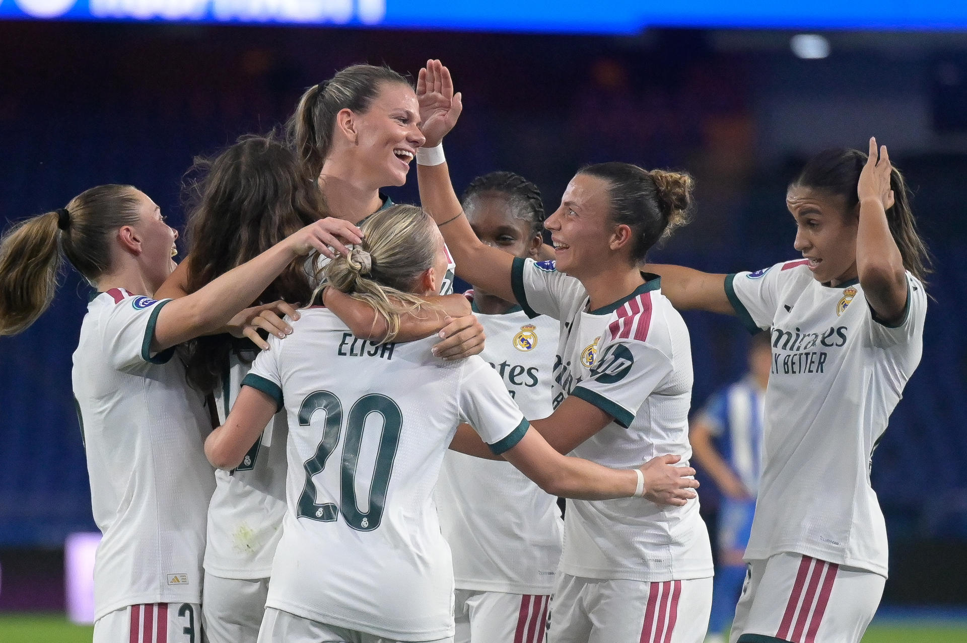 A Coruña, 11/09/2026.- La defensora sueca del Real Madrid Bella Andersson (3i) celebra su gol con sus compañeras durante el encuentro correspondiente a la tercera jornada de la Liga F Moeve que Depor Abanca y Real Madrid disputan este viernes en el estadio de Riazor, en A Coruña. EFE/ Moncho Fuentes.