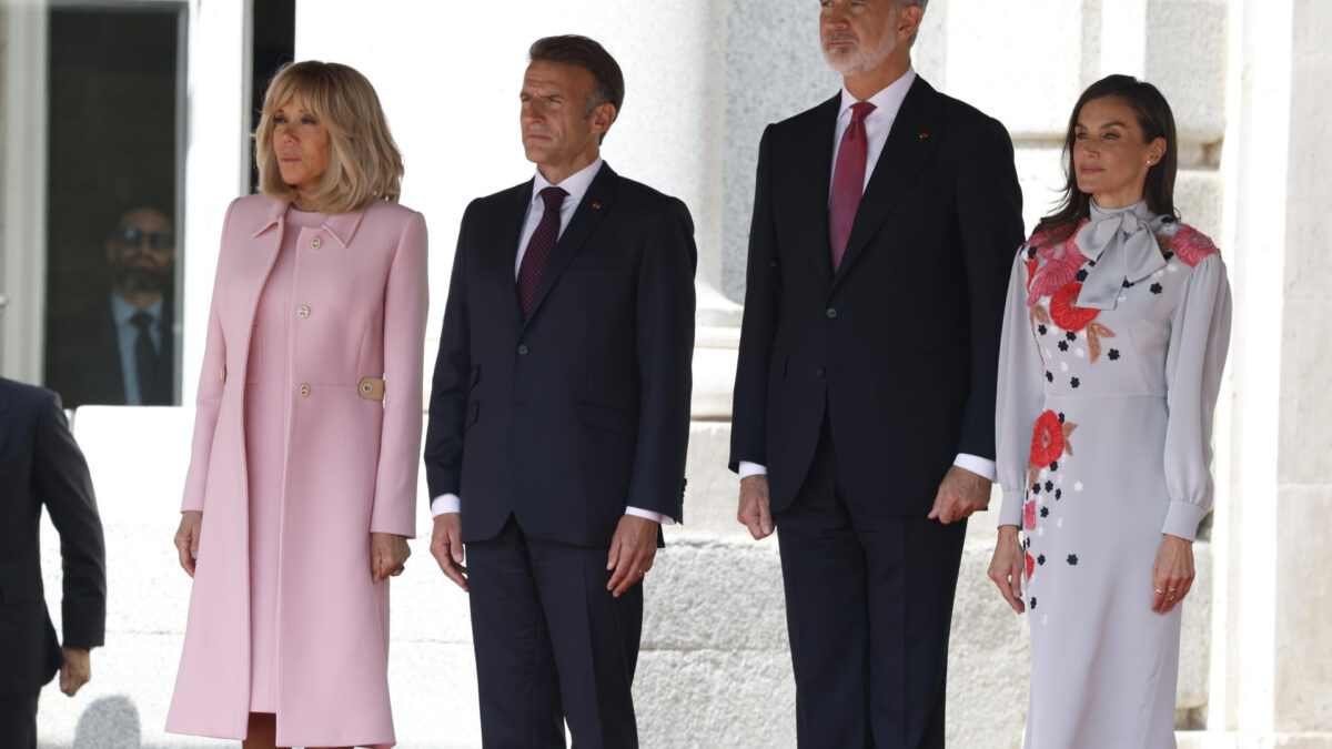 MADRID, 29/09/2026.- Los reyes reciben al presidente de Francia, Emmanuel Macron (2i), y a su esposa, Brigitte Macron (i), quienes inician este martes una visita de Estado de dos días en la que se reunirán con Felipe VI y el jefe del Ejecutivo, Pedro Sánchez, además de participar en un foro económico y en un encuentro sobre juventud y redes sociales, entre otras citas. EFE/J.J. Guillén
