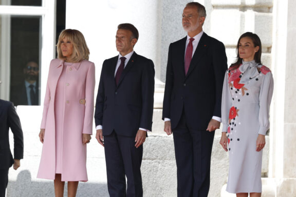 MADRID, 29/09/2026.- Los reyes reciben al presidente de Francia, Emmanuel Macron (2i), y a su esposa, Brigitte Macron (i), quienes inician este martes una visita de Estado de dos días en la que se reunirán con Felipe VI y el jefe del Ejecutivo, Pedro Sánchez, además de participar en un foro económico y en un encuentro sobre juventud y redes sociales, entre otras citas. EFE/J.J. Guillén