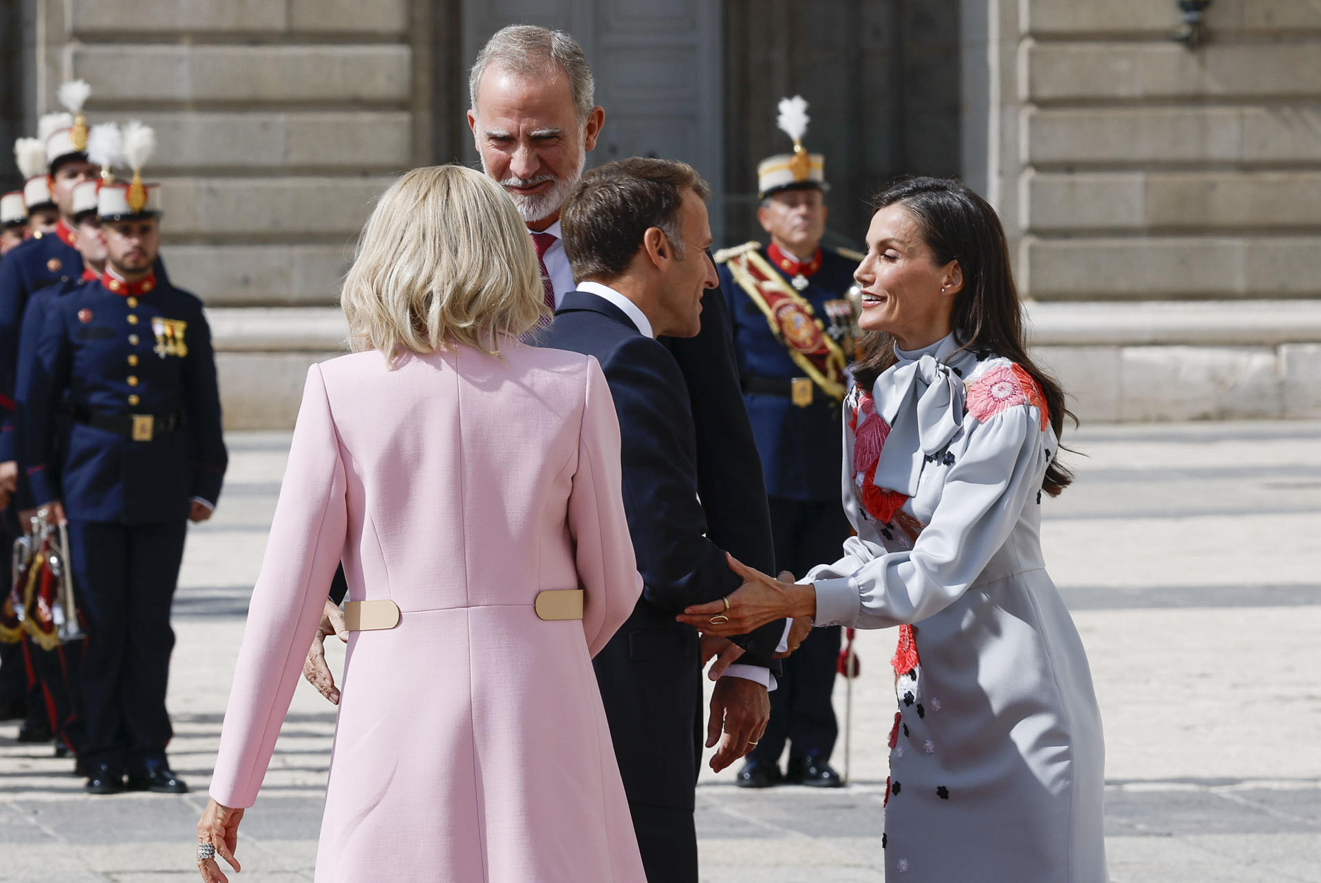 MADRID, 29/09/2026.- Los reyes reciben al presidente de Francia, Emmanuel Macron (2i), y a su esposa, Brigitte Macron (i), quienes inician este martes una visita de Estado de dos días en la que se reunirán con Felipe VI y el jefe del Ejecutivo, Pedro Sánchez, además de participar en un foro económico y en un encuentro sobre juventud y redes sociales, entre otras citas. EFE/J.J. Guillén