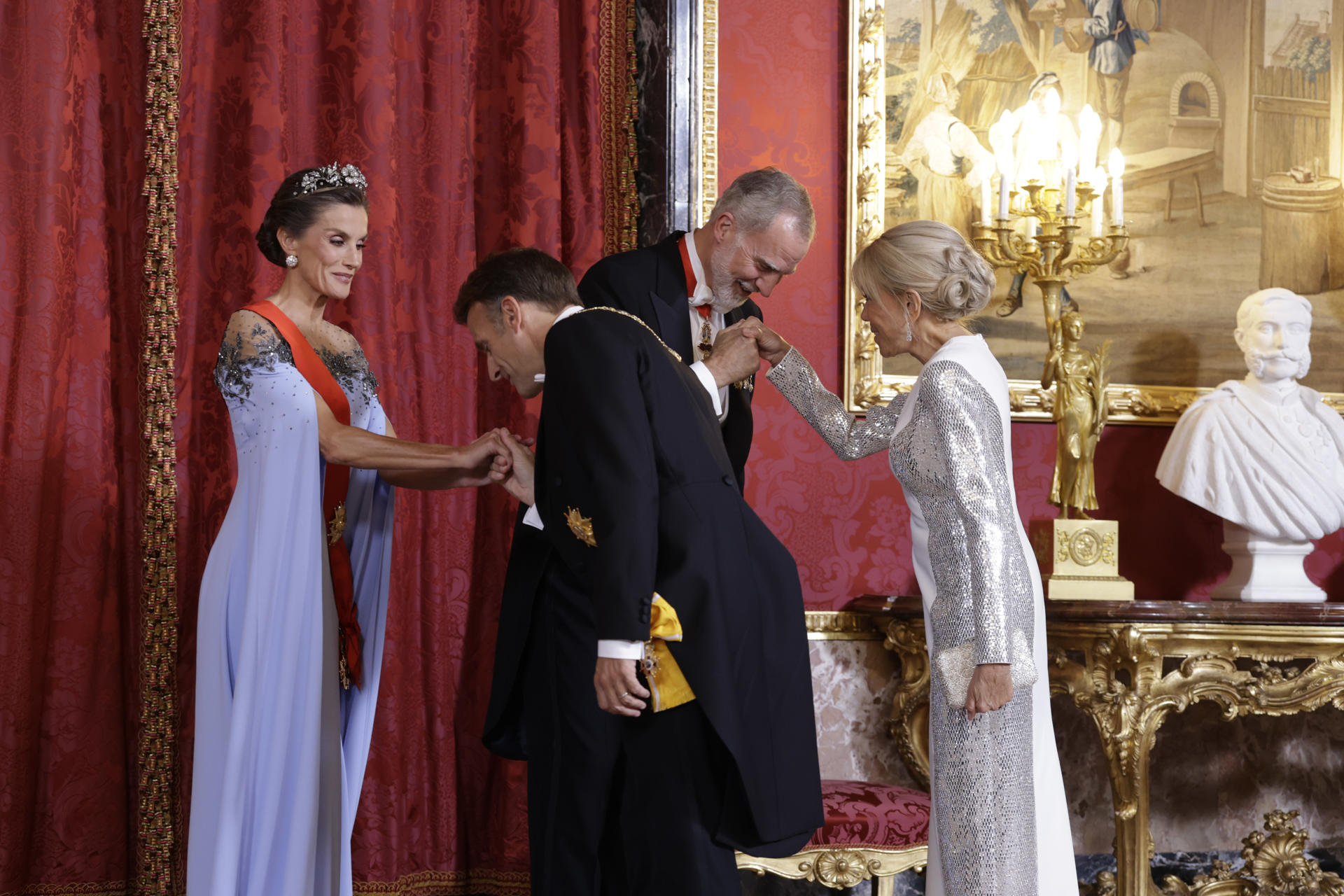 MADRID, 29/09/2026.- Los reyes de España, Felipe VI y Letizia (i), saludan al presidente de la República de Francia, Emmanuel Macron (2-i), y la primera dama Brigitte Macron (d) a su llegada a la cena de gala que se celebra este martes en el Palacio Real, en Madrid. EFE/Juanjo Martín