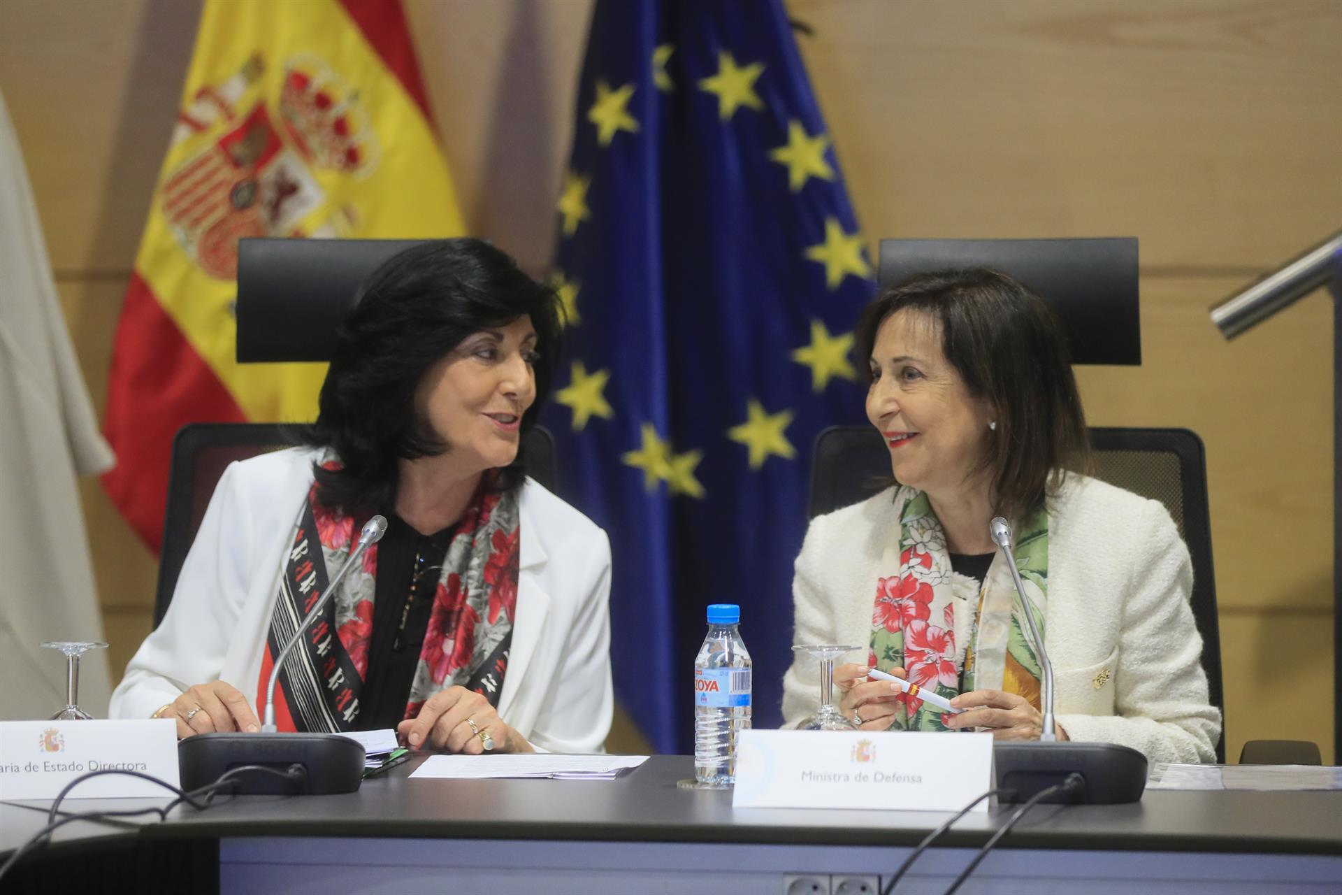 Margarita Robles (d), junto a la directora del Centro Nacional de Inteligencia (CNI), Esperanza Casteleiro