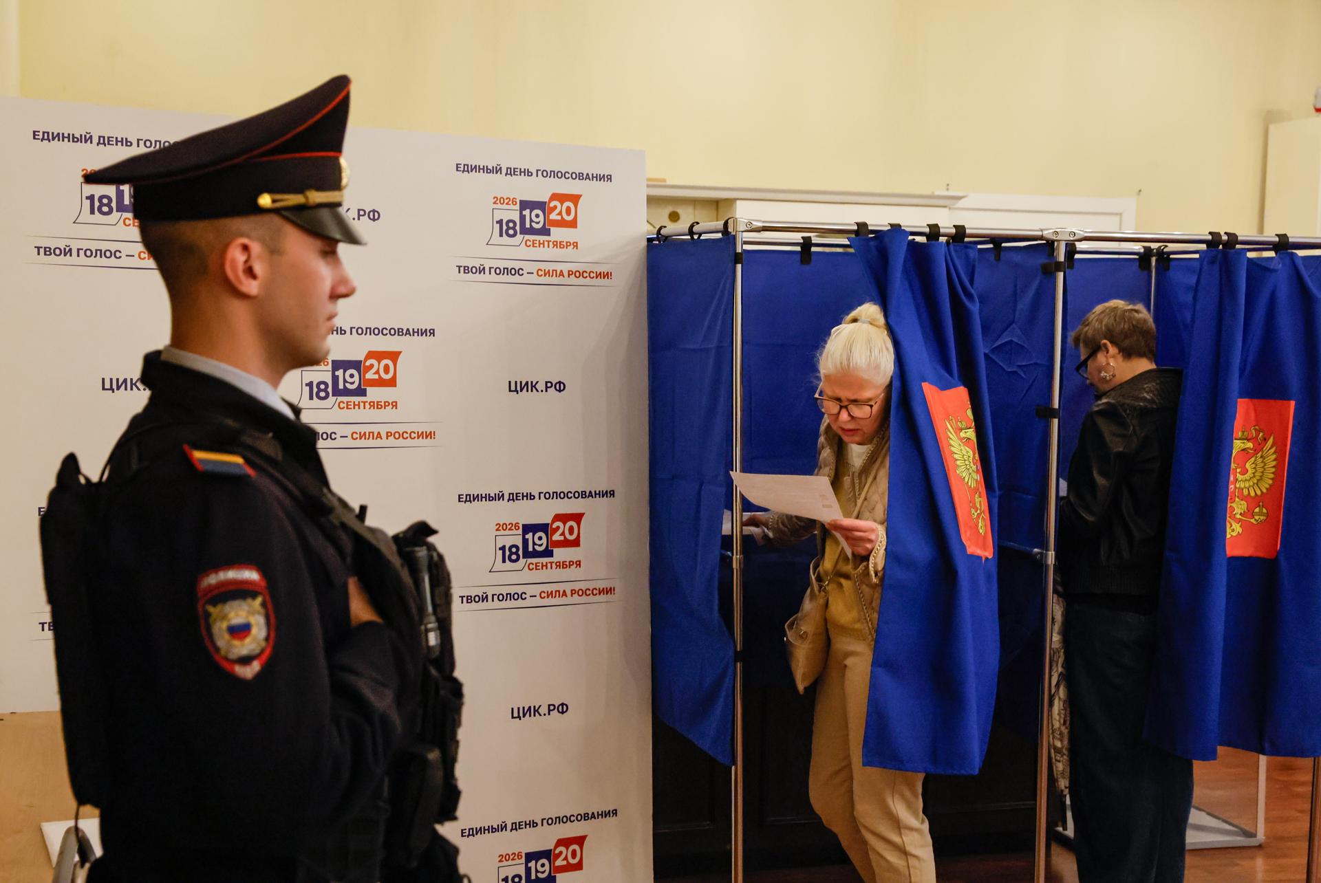 ST. PETERSBURG (Russian Federation), 18/09/2026.- People take part in voting at a polling station in St.Petersburg, Russia, 18 September 2026. Russia elects the new State Duma, the lower house of parliament, during unified voting day from 18 to 20 September. (Elecciones, Rusia, San Petersburgo) EFE/EPA/ANATOLY MALTSEV