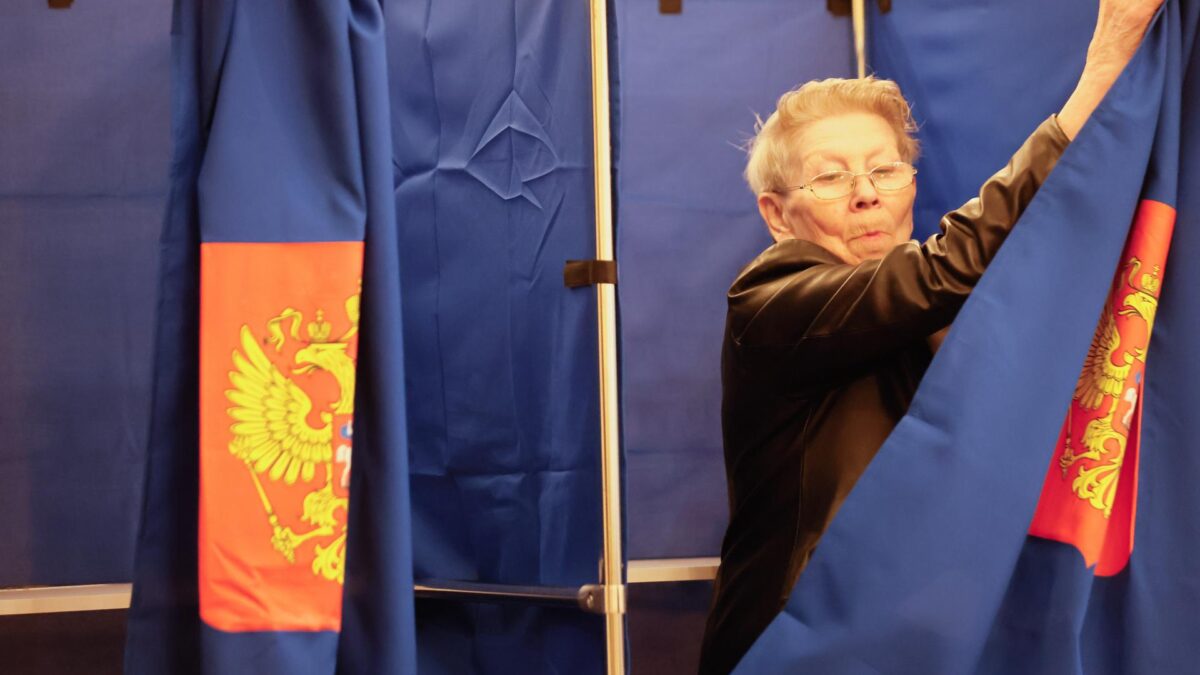 ST. PETERSBURG (Russian Federation), 18/09/2026.- A woman takes part in voting at a polling station in St.Petersburg, Russia, 18 September 2026. Russia elects the new State Duma, the lower house of parliament, during unified voting day from 18 to 20 September. (Elecciones, Rusia, San Petersburgo) EFE/EPA/ANATOLY MALTSEV