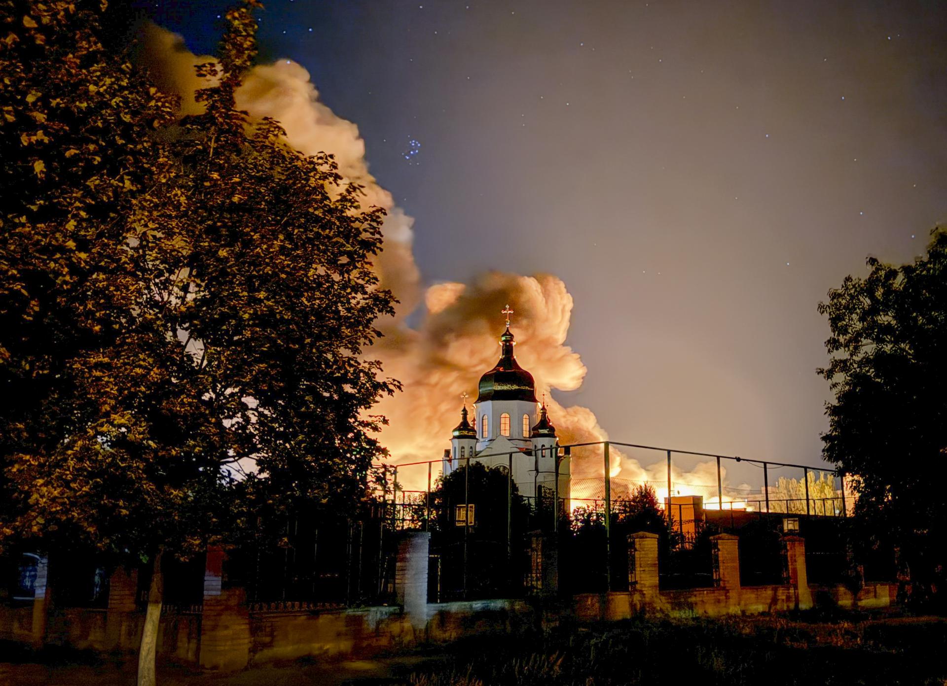 ZAPORIZHZHIA (Ukraine), 18/09/2026.- Smoke rises from a shopping center following a Russian strike in Zaporizhzhia, Ukraine, late 17 September 2026 (issued 18 September 2026), amid the Russian invasion of Ukraine. The Ukrainian State Emergency Service (SES) said at least one person was injured in the attack, and rescuers extinguished a fire covering more than 10,000 square meters. (Rusia, Ucrania) EFE/EPA/DARYNA NAUMOVA