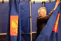 ST. PETERSBURG (Russian Federation), 18/09/2026.- A woman takes part in voting at a polling station in St.Petersburg, Russia, 18 September 2026. Russia elects the new State Duma, the lower house of parliament, during unified voting day from 18 to 20 September. (Elecciones, Rusia, San Petersburgo) EFE/EPA/ANATOLY MALTSEV