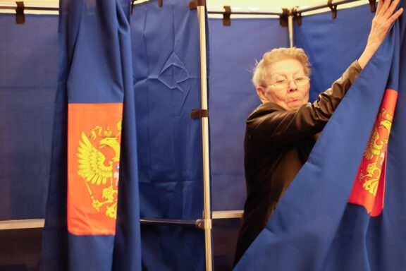 ST. PETERSBURG (Russian Federation), 18/09/2026.- A woman takes part in voting at a polling station in St.Petersburg, Russia, 18 September 2026. Russia elects the new State Duma, the lower house of parliament, during unified voting day from 18 to 20 September. (Elecciones, Rusia, San Petersburgo) EFE/EPA/ANATOLY MALTSEV