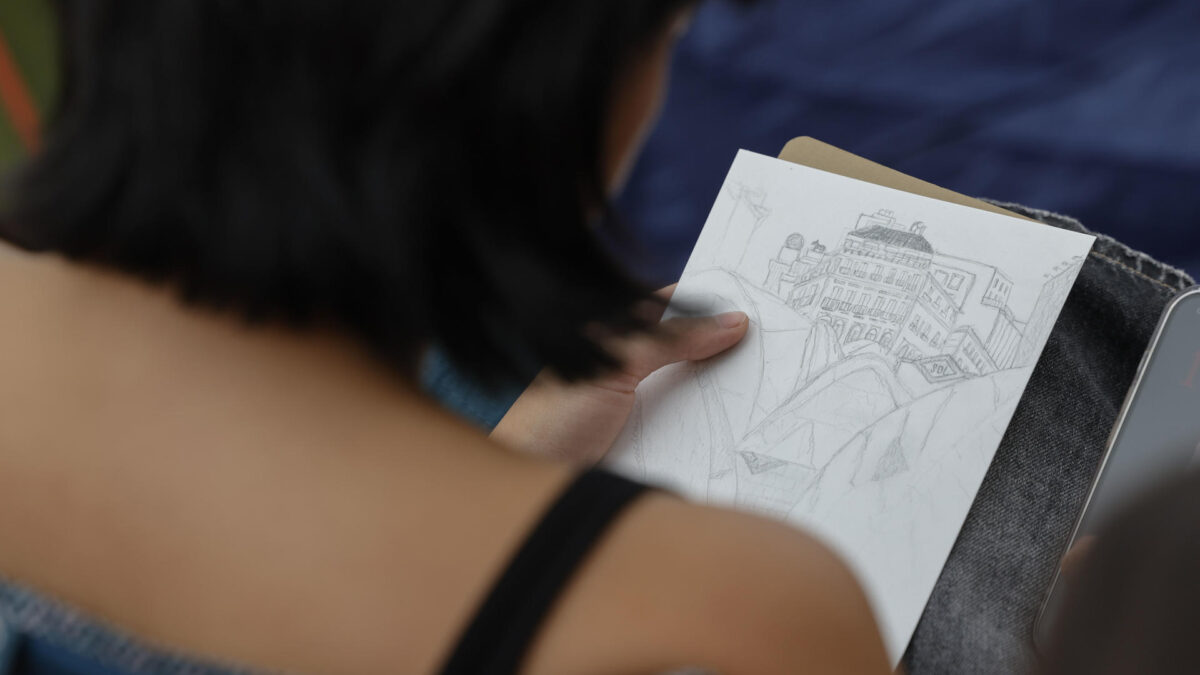 MADRID, 30/09/2026.- Una chica hace un dibujo en la acampada en la Puerta del Sol este miércoles en Madrid. Las acampadas a favor del derecho a la vivienda iniciadas el pasado sábado en la Puerta del Sol de Madrid han continuado este miércoles en varias ciudades españolas, a las que se sumaron la pasada noche Barcelona y Las Palmas de Gran Canaria, en las que se ha votado mantener las movilizaciones. EFE/ Víctor Lerena