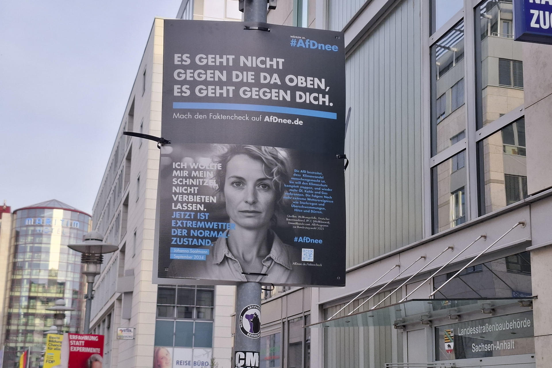 Carteles contra la AfD en Magdeburgo, este lunes. El alto vuelo de la ultraderechista Alternativa para Alemania (AfD) en las encuestas para las elecciones regionales del próximo domingo en Sajonia-Anhalt (este del país) genera preocupación en parte de la población y en representantes del empresariado por las consecuencias económicas que puede acarrear su programa. EFE/Rodrigo Zuleta