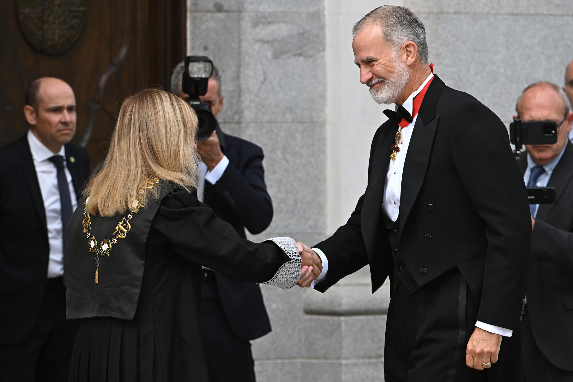 MADRID, 10/09/2026.- El rey Felipe VI saluda a la presidenta del Tribunal Supremo y del Consejo General del Poder Judicial, Isabel Perelló, a su llegada al Tribunal Supremo este jueves, donde preside el acto de apertura del Año Judicial.-EFE/ Fernando Villar
