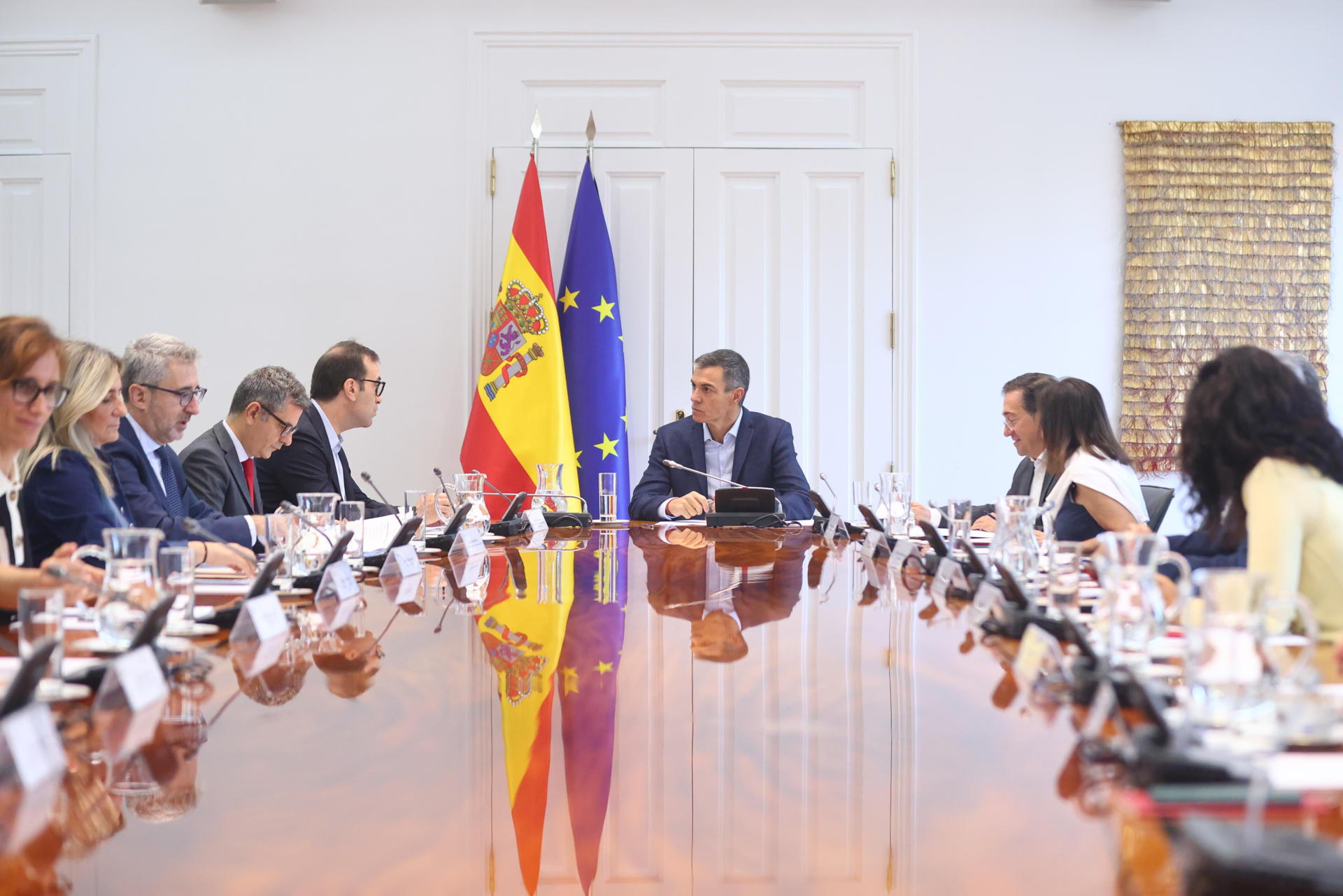 MADRID, 15/09/2026.- El presidente del Gobierno, Pedro Sánchez (c), preside la reunión de seguimiento del Ejecutivo sobre la situación en Ceuta, en el Complejo de la Moncloa, este martes. EFE/ Pool Moncloa/Sandra Armada SOLO USO EDITORIAL/SOLO DISPONIBLE PARA ILUSTRAR LA NOTICIA QUE ACOMPAÑA (CRÉDITO OBLIGATORIO)