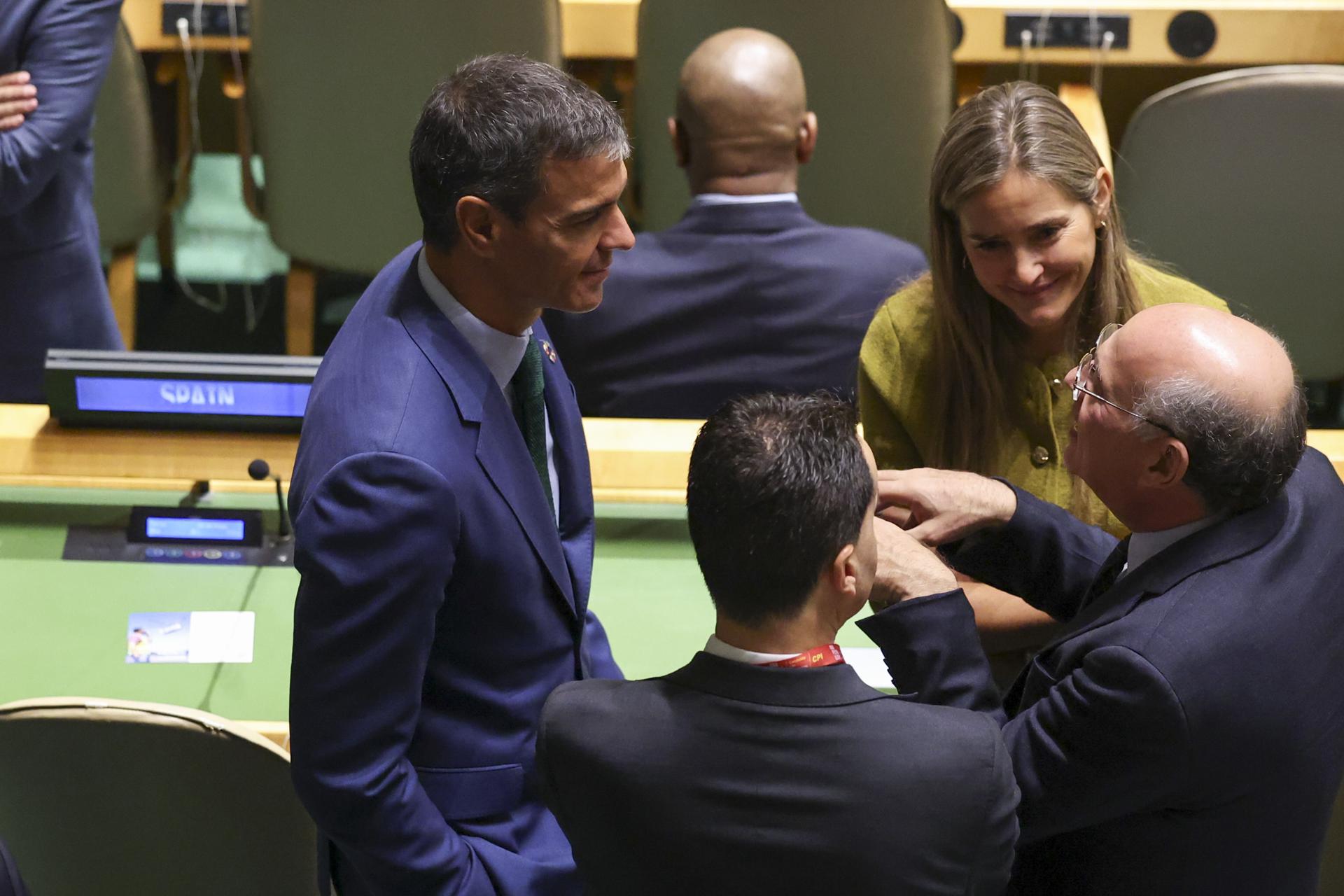 FOTODELDÍA NUEVA YORK (Estados Unidos), 22/09/2026.- El presidente del Gobierno de España, Pedro Sánchez (i), y la vicepresidenta tercera y ministra para la Transición Ecológica Sara Aagesen, antes del inicio del 81.º periodo de sesiones de la Asamblea General de las Naciones Unidas (ONU) en la sede de las Naciones Unidas en Nueva York, Estados Unidos, este martes.-EFE/ Sarah Yenesel
