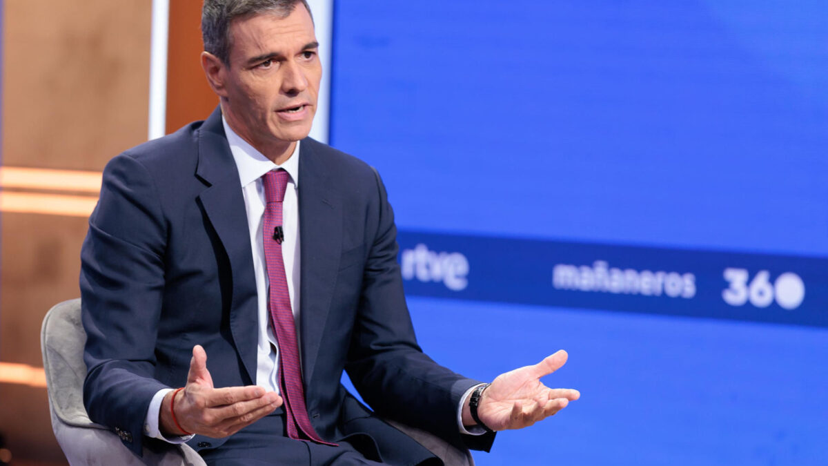 MADRID (ESPAÑA), 09/09/2026.- El presidente del Gobierno, Pedro Sánchez este miércoles durante su primera entrevista del curso político en televisión en el espacio Mañaneros 360 de La 1 y donde ha asegurado que cree que es preciso mejorar la capacidad de los servicios de inteligencia en el "mundo digital" para disponer de mayor anticipación y prevención en situaciones como la crisis de Ceuta, en la cual la difusión de bulos contribuyó a la avalancha migratoria en la ciudad. EFE/RTVE/SOLO USO EDITORIAL/SOLO DISPONIBLE PARA ILUSTRAR LA NOTICIA QUE ACOMPAÑA (CRÉDITO OBLIGATORIO)