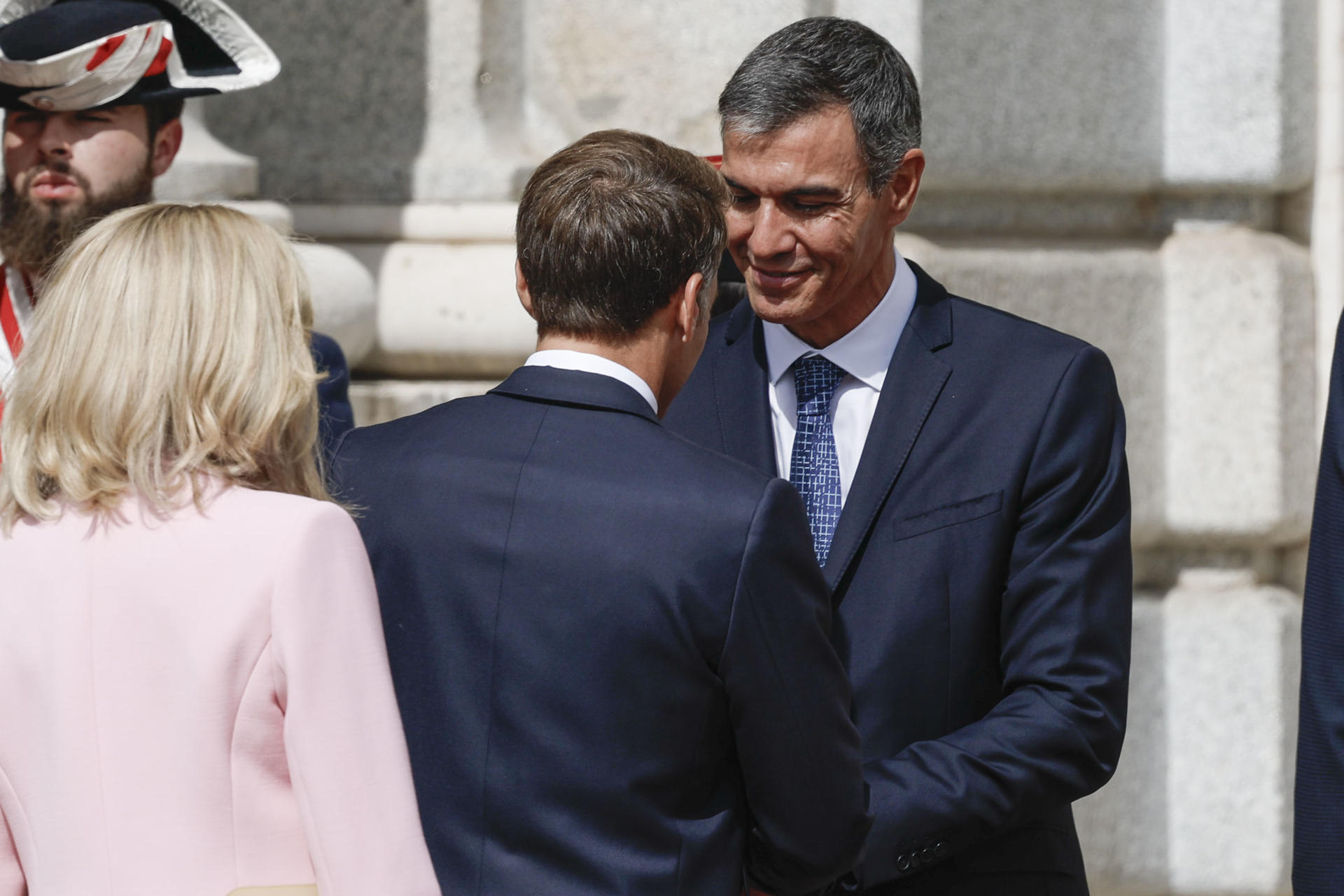 MADRID, 29/09/2026.- El presidente del Gobierno, Pedro Sánchez (d), recibe al presidente de Francia, Emmanuel Macron (de espaldas), este martes durante una visita de Estado de dos días en la que Macron y su esposa se reunirán con Felipe VI y el jefe del Ejecutivo, Pedro Sánchez, además de participar en un foro económico y en un encuentro sobre juventud y redes sociales, entre otras citas. EFE/J.J. Guillén