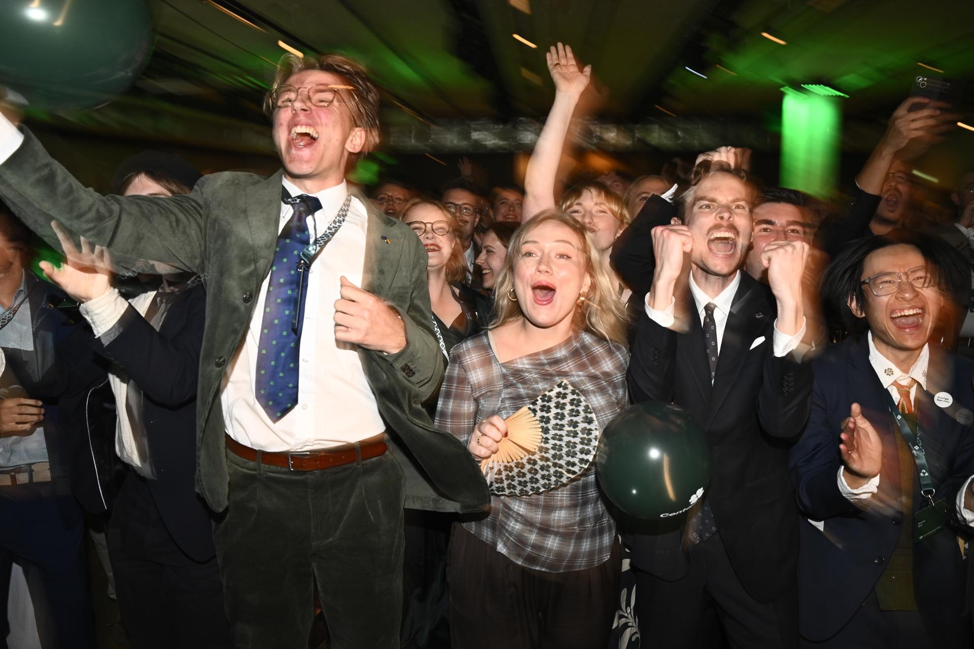 STOCKHOLM (Sweden), 13/09/2026.- Centre Party members react to the presentation of an exit poll during the party's election night watch party at Sergel Hub in central Stockholm, Sweden, 13 September 2026. Sweden's general election takes place on 13 September 2026, with voters electing members of the Riksdag as well as representatives in regional and municipal elections. (Elecciones, Suecia, Estocolmo) EFE/EPA/FREDRIK SANDBERG SWEDEN OUT
