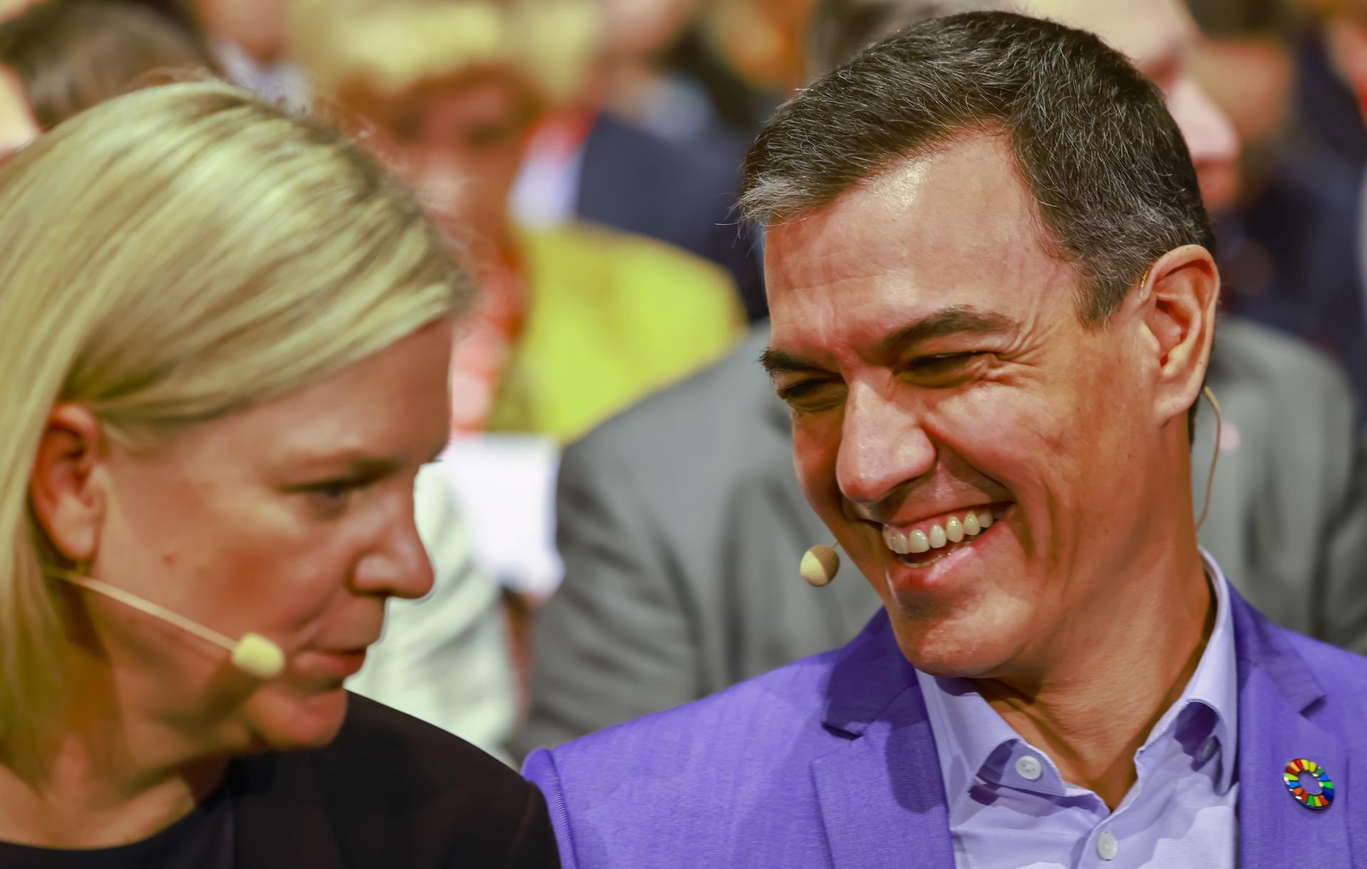 Berlin (Germany), 15/10/2022.- Sweden's Prime Minister Magdalena Andersson (L) and Spain's Prime Minister Pedro Sanchez attend the congress of the Party of European Socialists (PES) 'ÄôWith Courage. For Europe'Äô in Berlin, Germany, 15 October 2022. PES leaders will discuss policies to address deep shifts in the international security and multilateral balance, soaring energy prices and inflation, the covid-19 crisis, climate change and social challenges. (Alemania, España, Suecia) EFE/EPA/HANNIBAL HANSCHKE