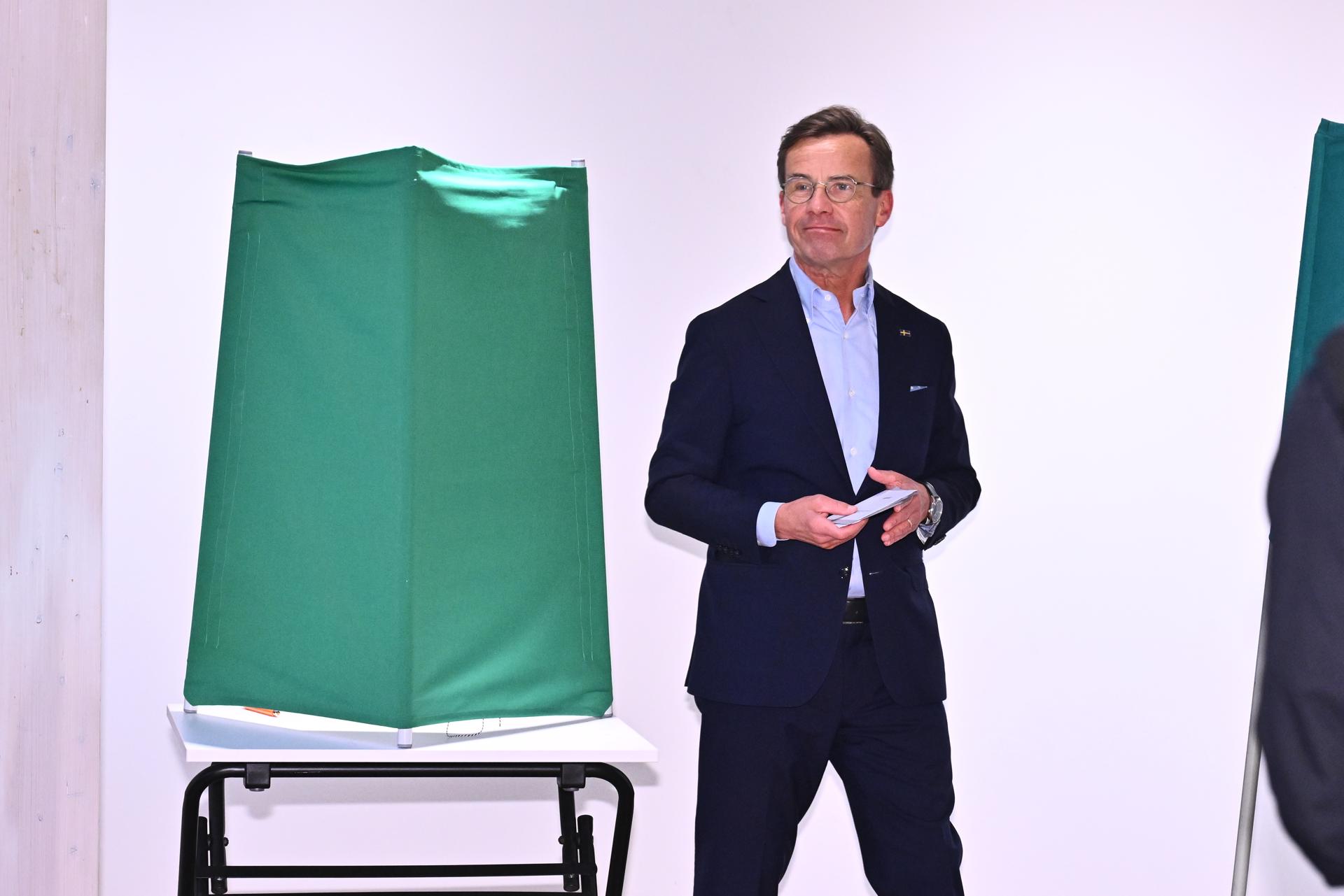 Strangnas (Sweden), 13/09/2026.- Swedish Prime Minister Ulf Kristersson, leader of the Moderate party (M) votes for Sweden's general election at a polling station at Multeum Cultural Center in Strangnas, Sweden, 13 September 2026. Sweden's general election takes place on 13 September 2026, with voters electing members of the Riksdag as well as representatives in regional and municipal elections. (Elecciones, Suecia) EFE/EPA/Claudio Bresciani SWEDEN OUT