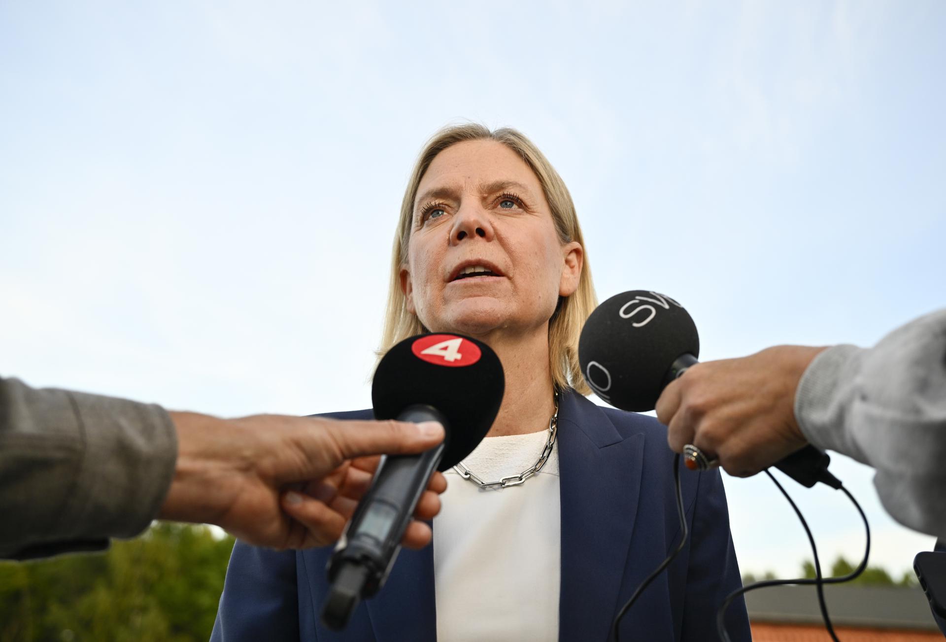 GÄVLE (Sweden), 11/09/2026.- Sweden's Social Democratic Party leader Magdalena Andersson speaks to the media as she arrives for the Swedish Television (SVT)'s final election debate in Gavle, Sweden, 11 September 2026. Sweden will hold general elections on 13 September to elect members of its parliament, the Riksdag. (Elecciones, Suecia) EFE/EPA/ANDERS WIKLUND SWEDEN OUT