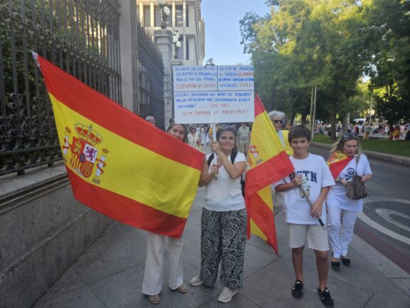 Carmen, junto a su familia durante las manifestaciones por la crisis migratoria en Ceuta