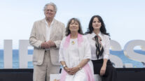 SAN SEBASTIÁN, 22/09/2026.- Los actores Marion Bailey (d), Paul Jesson y Alice Bailey Johnson posan este martes en el Festival de Cine de San Sebastián, donde ha presentado 'Tender loving care' en la sección oficial de la 74 edición del certamen. EFE/ Javier Etxezarreta