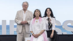 SAN SEBASTIÁN, 22/09/2026.- Los actores Marion Bailey (d), Paul Jesson y Alice Bailey Johnson posan este martes en el Festival de Cine de San Sebastián, donde ha presentado 'Tender loving care' en la sección oficial de la 74 edición del certamen. EFE/ Javier Etxezarreta
