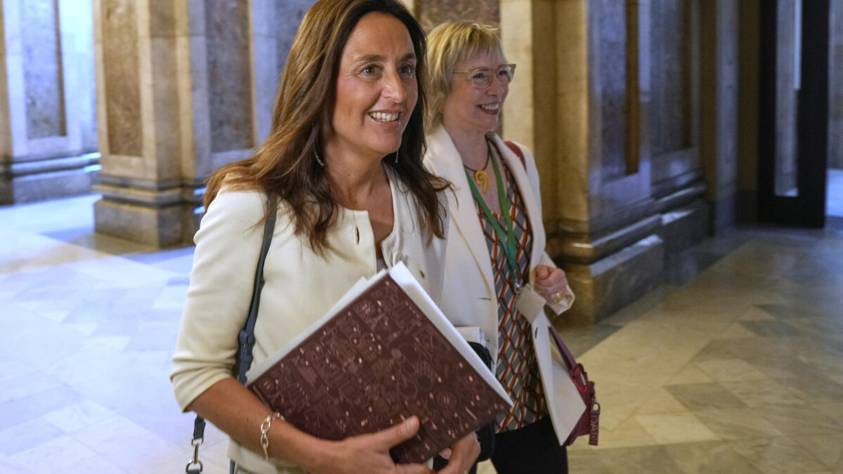 GRAFCAT3264. BARCELONA, 28/05/2026.- La consellera de Educación y Formación Profesional, Esther Niubó, junto a la secretaria general de su departamento, Teresa Sambola, a su llegada a su comparecencia en el Parlament, donde ha asegurado que el departamento presentará en la reunión de la mesa sectorial de este jueves con los sindicatos la propuesta "definitiva" para desencallar el conflicto que lleva semanas alterando la normalidad en las aulas. EFE/Alejandro García