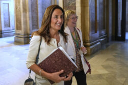 GRAFCAT3264. BARCELONA, 28/05/2026.- La consellera de Educación y Formación Profesional, Esther Niubó, junto a la secretaria general de su departamento, Teresa Sambola, a su llegada a su comparecencia en el Parlament, donde ha asegurado que el departamento presentará en la reunión de la mesa sectorial de este jueves con los sindicatos la propuesta "definitiva" para desencallar el conflicto que lleva semanas alterando la normalidad en las aulas. EFE/Alejandro García