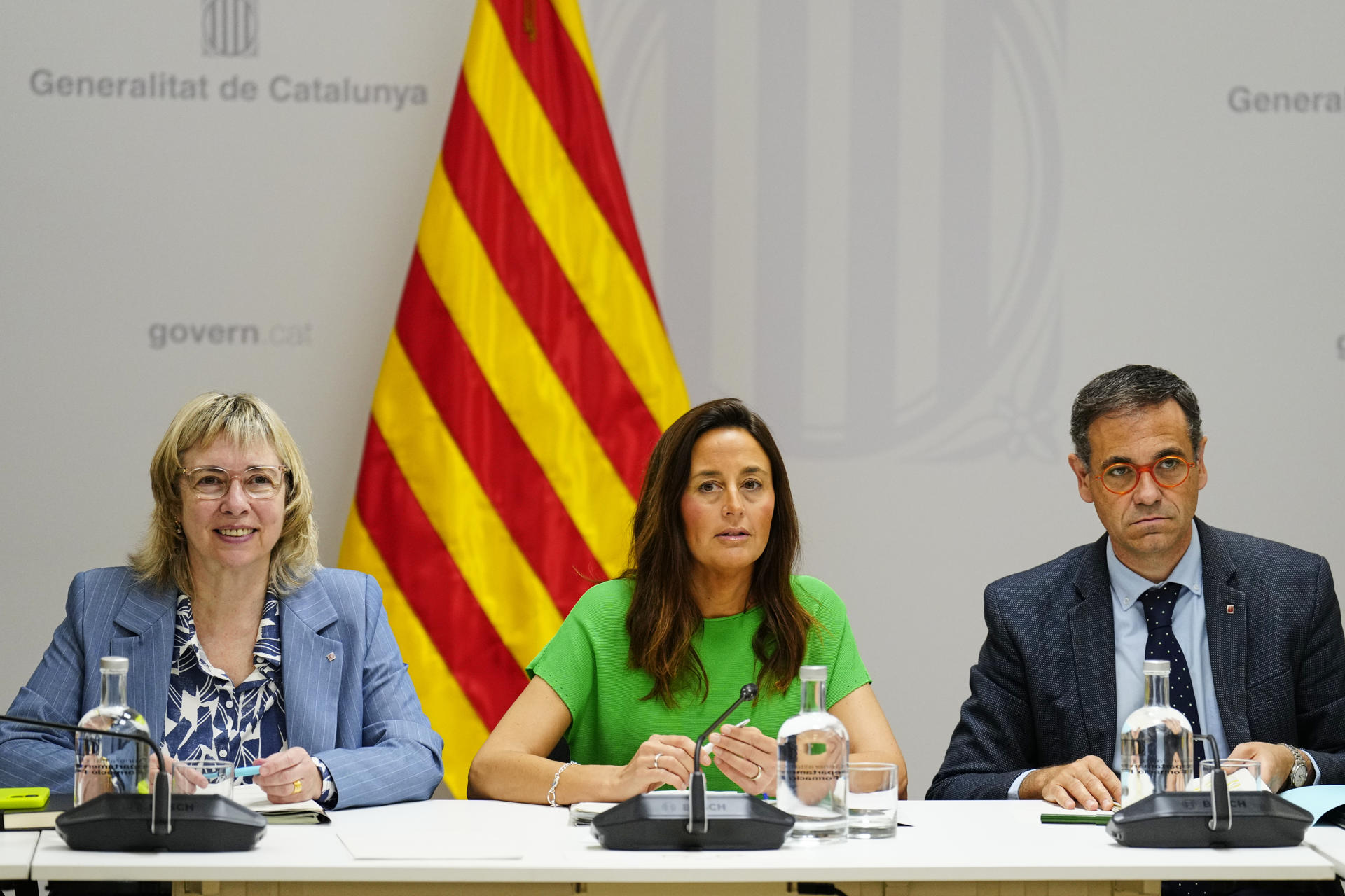 GRAFCAT2490. BARCELONA, 14/05/2026.- La consellera de Educación, Esther Niubó (c), la secretaria general de Educación, Teresa Sambola (i), y el secretario de Mejora Educativa, Ignasi Gimenez (d), durante la reunión de la Mesa Sectorial de Educación que se reúne en el tercer día de huelga educativa con el objetivo de desescalar el conflicto. EFE/Alejandro García