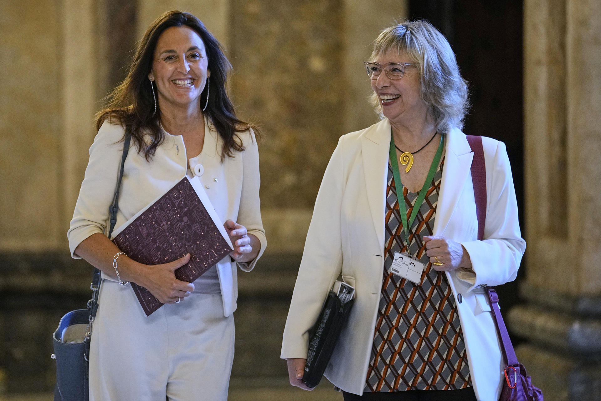 GRAFCAT3264. BARCELONA, 28/05/2026.- La consellera de Educación y Formación Profesional, Esther Niubó, junto a la secretaria general de su departamento, Teresa Sambola, a su llegada a su comparecencia en el Parlament, donde ha asegurado que el departamento presentará en la reunión de la mesa sectorial de este jueves con los sindicatos la propuesta "definitiva" para desencallar el conflicto que lleva semanas alterando la normalidad en las aulas. EFE/Alejandro García