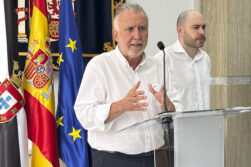 CEUTA, 24/09/2026.- El ministro de Política Territorial y Memoria Democrática, Ángel Víctor Torres, hace unas declaraciones en presencia del delegado del Gobierno, Miguel Ángel Triano, mientras preside este jueves en Ceuta una nueva reunión del Comité de Situación de la ciudad autónoma. EFE/ Reduan