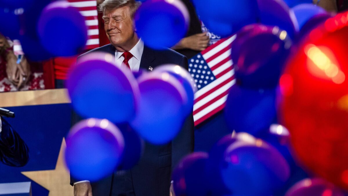 DALLAS (USA), 11/09/2026.- US President Donald Trump watches as balloons drop at the conclusion of the Midterm Republican National Convention (RNC) at the American Airlines Center in Dallas, Texas, USA, 10 September 2026. The two-day event, conceived by US President Donald Trump to spotlight key midterm congressional races, runs 09 to 10 September. EFE/EPA/JIM LO SCALZO