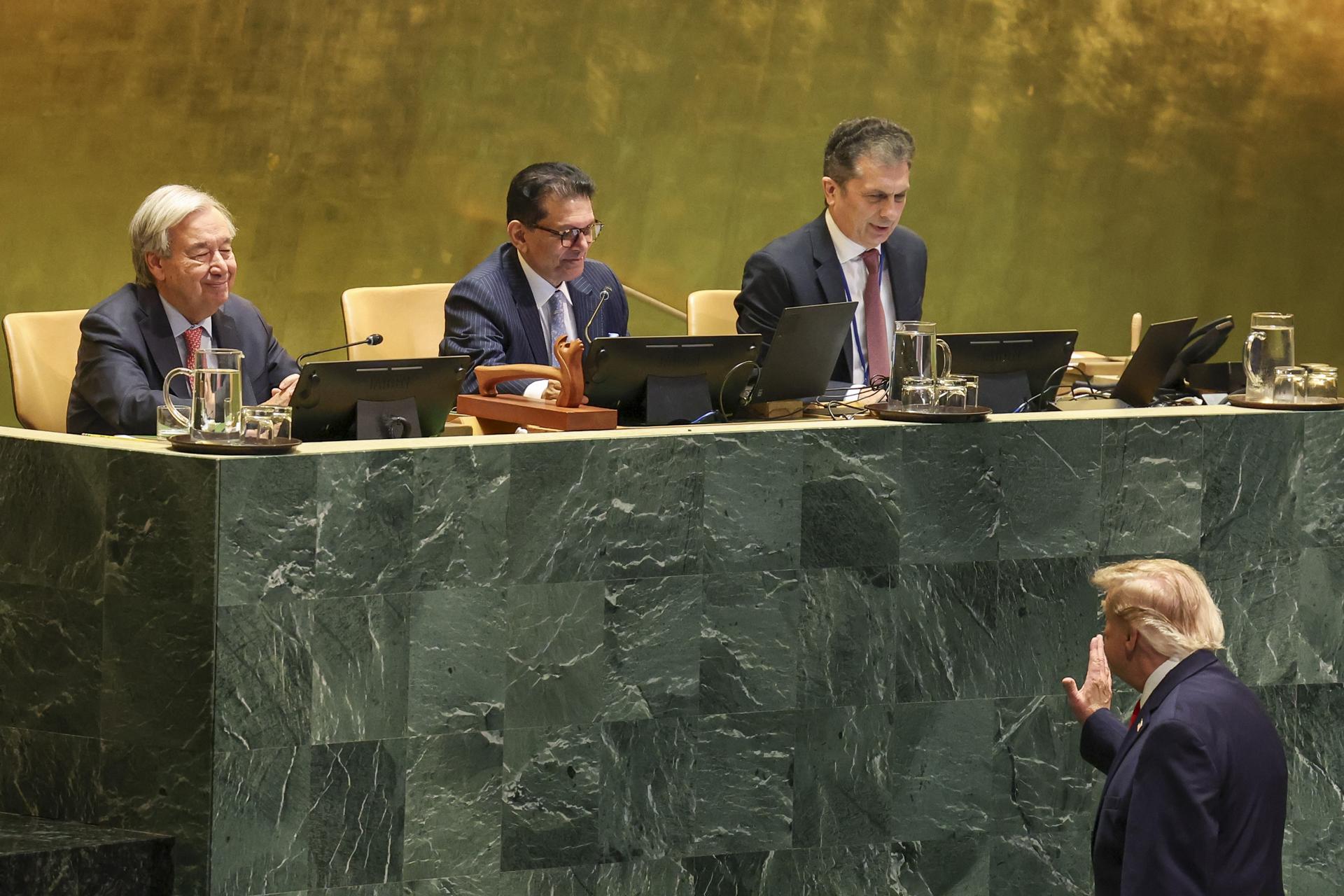 NEW YORK (United States), 22/09/2026.- President of the US Donald Trump (front) leaves the podium after speaking during the General Debate of the 81st session of the United Nations (UN) General Assembly at United Nations Headquarters in New York, New York, USA, 22 September 2026. (Nueva York) EFE/EPA/SARAH YENESEL