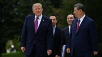 El presidente de Estados Unidos, Donald J. Trump (izq.), muestra al presidente de China, Xi Jinping, el nuevo helipuerto de la Casa Blanca. EFE