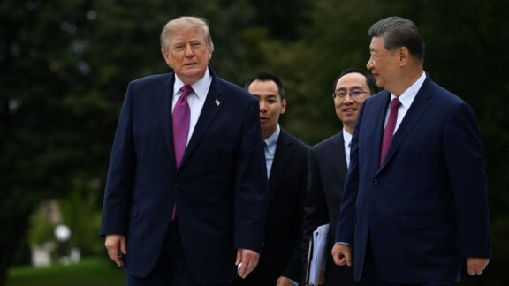 El presidente de Estados Unidos, Donald J. Trump (izq.), muestra al presidente de China, Xi Jinping, el nuevo helipuerto de la Casa Blanca. EFE