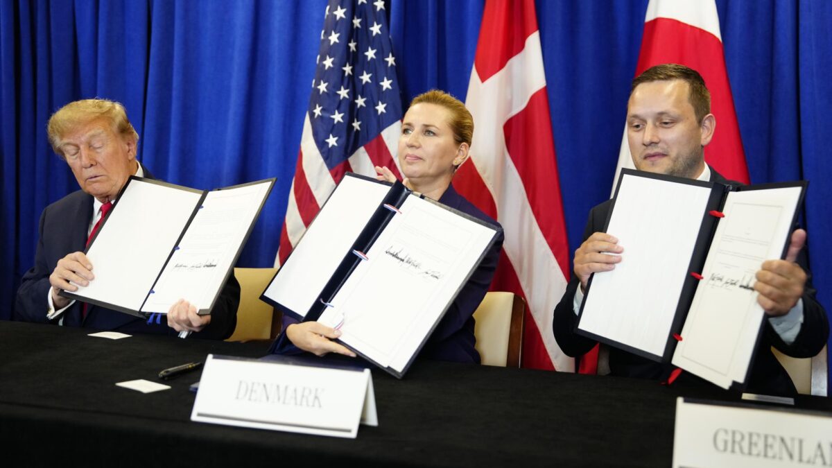 New York (United States), 22/09/2026.- (L-R) US President Donald Trump, Denmark's Prime Minister Mette Frederiksen and Greenland's Prime Minister Jens-Frederik Nielsen show signed documents during the signing ceremony for a trilateral Arctic security agreement between the United States, Denmark, and Greenland at the UN Headquarters in New York, New York, USA, 22 September 2026, on the sidelines of the United Nations General Assembly (UNGA). (Dinamarca, Groenlandia, Estados Unidos, Nueva York) EFE/EPA/MADS CLAUS RASMUSSEN DENMARK OUT