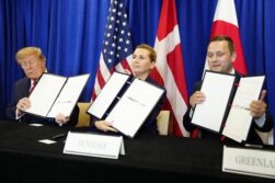 New York (United States), 22/09/2026.- (L-R) US President Donald Trump, Denmark's Prime Minister Mette Frederiksen and Greenland's Prime Minister Jens-Frederik Nielsen show signed documents during the signing ceremony for a trilateral Arctic security agreement between the United States, Denmark, and Greenland at the UN Headquarters in New York, New York, USA, 22 September 2026, on the sidelines of the United Nations General Assembly (UNGA). (Dinamarca, Groenlandia, Estados Unidos, Nueva York) EFE/EPA/MADS CLAUS RASMUSSEN DENMARK OUT
