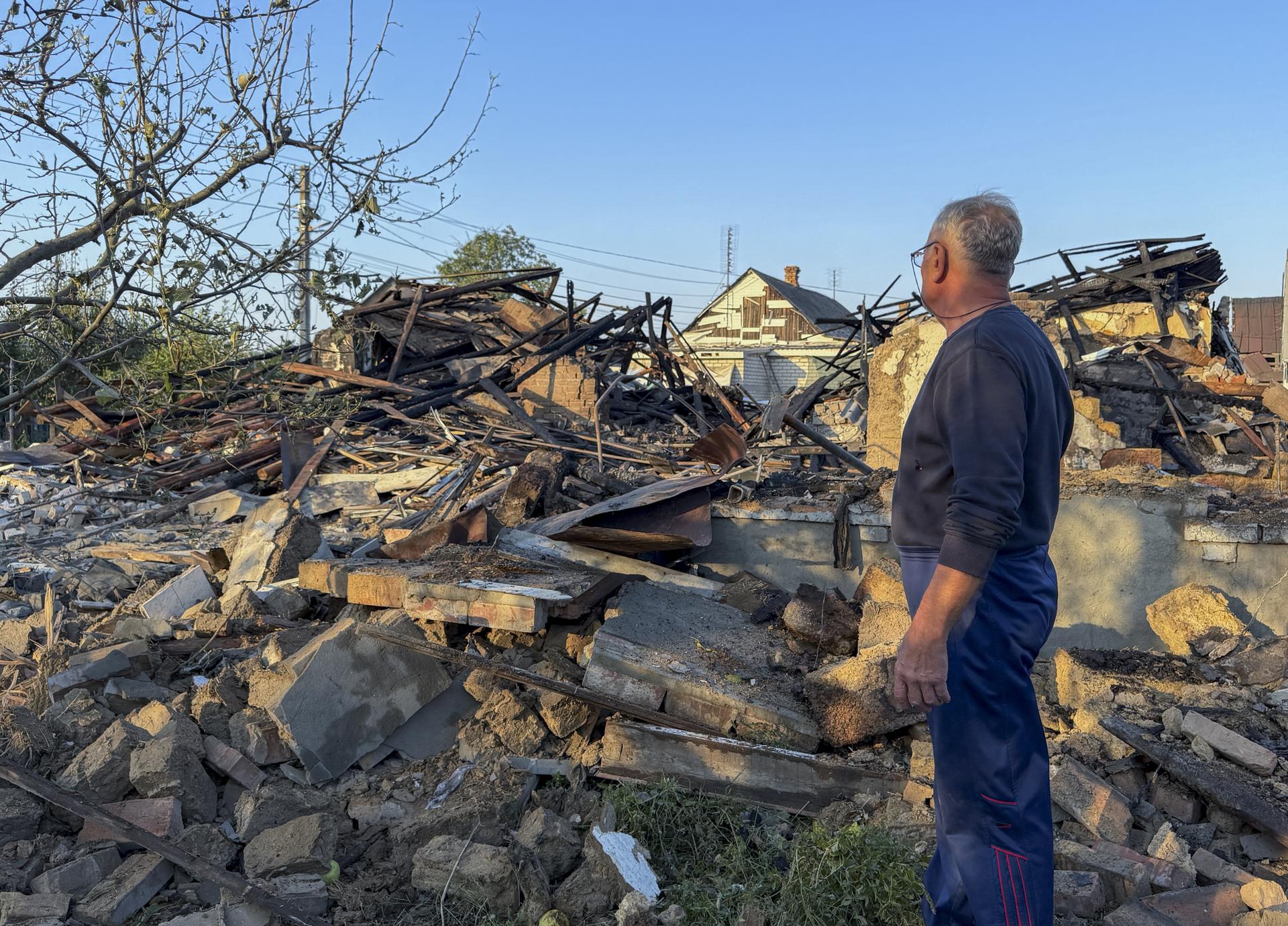 ZAPORIZHZHIA (Ukraine), 12/09/2026.- A person inspects the damage at the site of a Russian strike on a building in Zaporizhzhia, Ukraine, 12 September 2026, amid the ongoing Russian invasion. At least two people were killed and four others injured in the Russian attack on Zaporizhzhia, according to the Ukrainian State Emergency Service (SES). (Rusia, Ucrania) EFE/EPA/DARYNA NAUMOVA