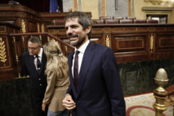 MADRID (ESPAÑA), 16/09/2026.- El ministro de Cultura, Ernest Urtasun a su llegada este miércoles a la sesión de control del Congreso. EFE/ Rodrigo Jiménez