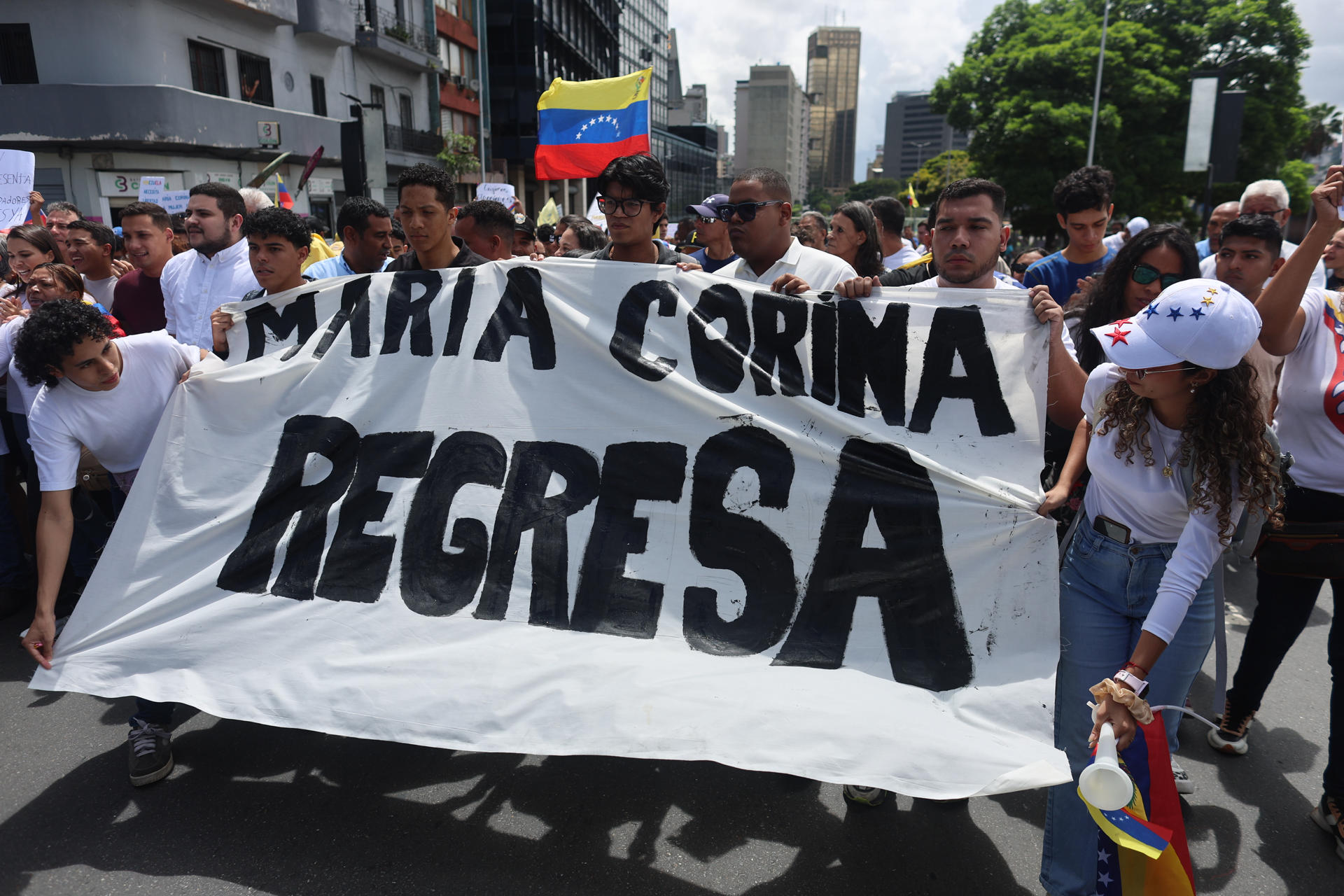 AME149. CARACAS (VENEZUELA), 24/09/2026.- Personas participan en una manifestación para exigir el regreso de la líder de la oposición y premio nobel de la paz María Corina Machado a Venezuela, este jueves en Caracas (Venezuela). EFE/ Miguel Gutiérrez