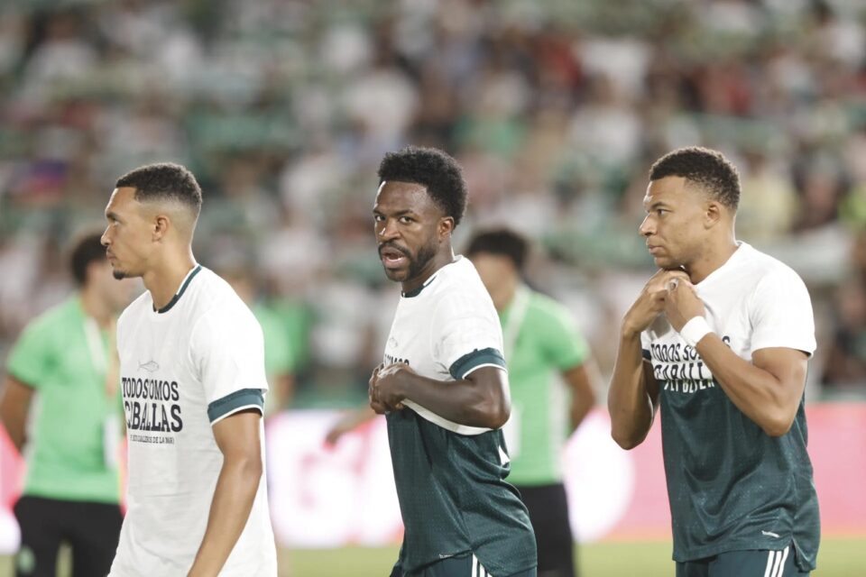 Vinicius-y-Mbappe-con-la-camiseta-enrollada-cortando-el-mensaje-de-apoyo-a-Ceuta