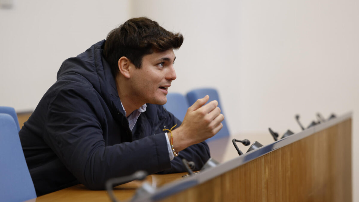 MADRID, 22/09/2026.- Foto de archivo, tomada el 13/01/2026, del agitador Vito Quiles durante una rueda de prensa de la líder de Podemos Ione Belarra en el Congreso. La Mesa del Congreso ha aprobado este martes la retirada definitiva de la acreditación de prensa al agitador Vito Quiles, una vez cumplidos los plazos de los tres procedimientos por infracciones graves sin que presentara alegaciones. EFE/ Mariscal