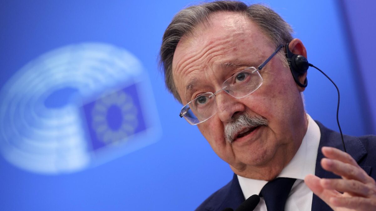 FOTODELDÍA Bruselas (Bélgica), 08/09/2026.- El presidente de la ciudad autónoma de Ceuta, Juan Jesús Vivas, ofrece una rueda de prensa en el Parlamento Europeo en Bruselas, Bélgica. Vivas visita Bruselas para abordar los retos que enfrenta Ceuta, incluyendo la migración, la gestión de fronteras y las relaciones de la ciudad autónoma con la Unión Europea.EFE/ Olivier Hoslet